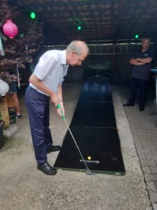 Pastor Thomas Staper beim Anschlag auf der mobilen Minigolfbahn der Vechte-Fohlen '97